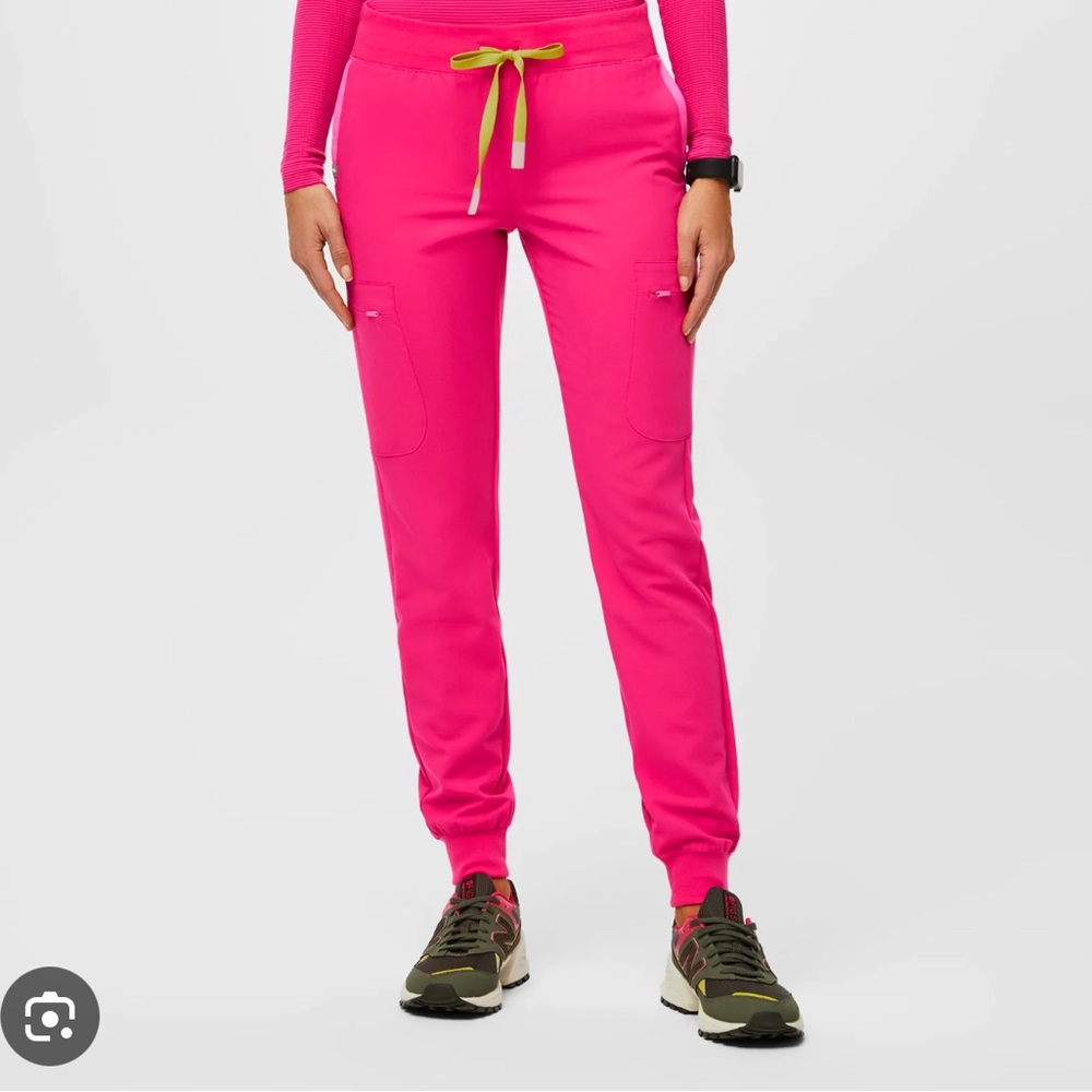 Figs scrubs Zamora jogger- shocking pink NWT Med petite.